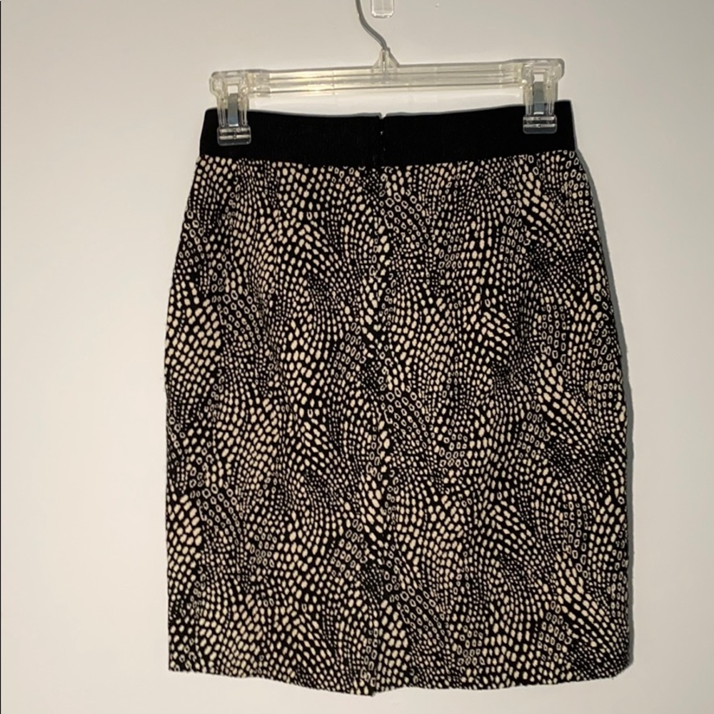 Ann Taylor pencil skirt size 00P black/white lined